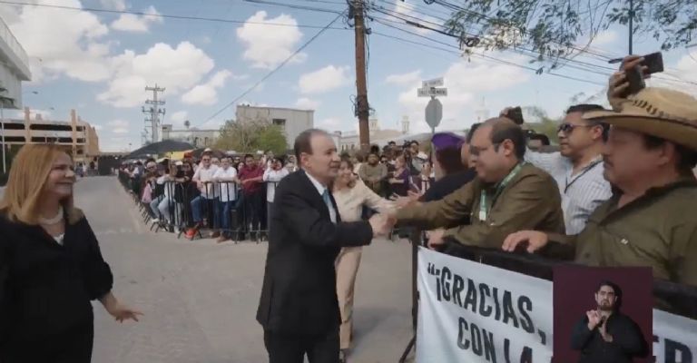 Camina para rendir su informe