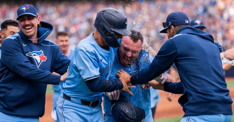 Kirk volvió a vestirse de héroe para los Blue Jays