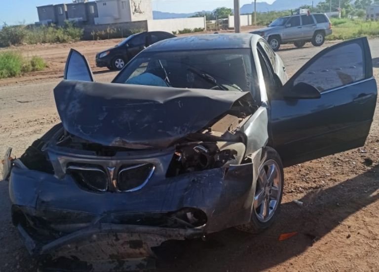 El automóvil de la mujer sufrió severos daños en la parte frontal