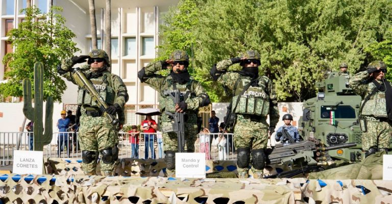 Alfonso Durazo encabeza el desfile de Independencia en Hermosillo