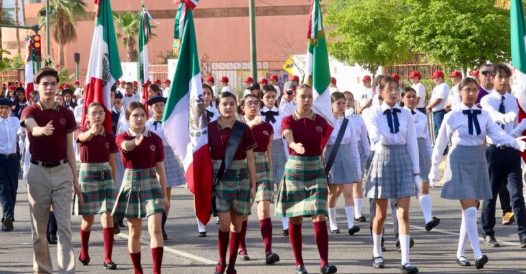 Alfonso Durazo encabeza el desfile de Independencia en Hermosillo