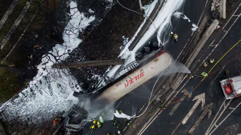 Confirman muerte del chofer, presunto responsable, de la volcadura de pipa de gas. Foto: Facebook