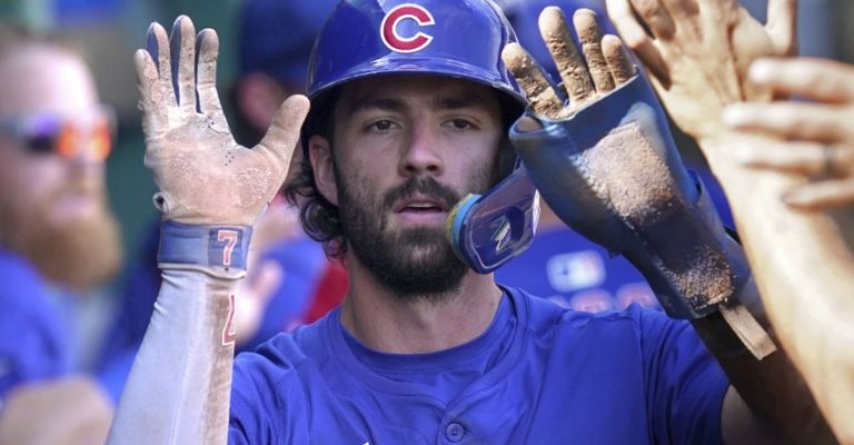 Swanson es felicitado después de anotar