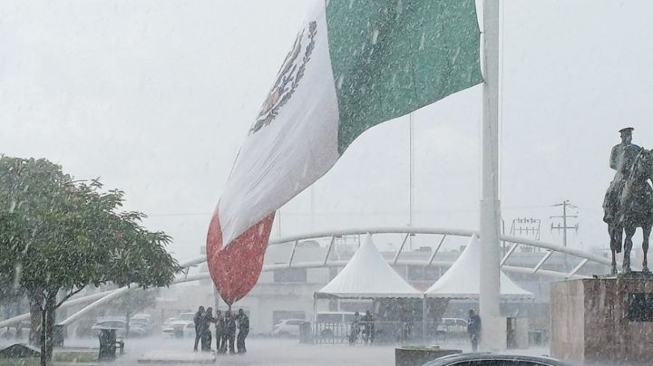 Policías de Ciudad Obregón salvan la bandera de México en intensa lluvia