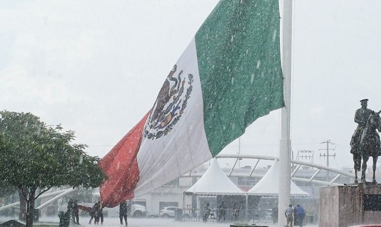 Policías de Cajeme salvan la bandera monumental bajo intensa lluvia en plaza Álvaro Obregón