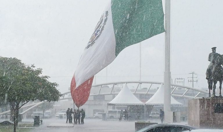 Policías de Cajeme salvan la bandera monumental bajo intensa lluvia en plaza Álvaro Obregón