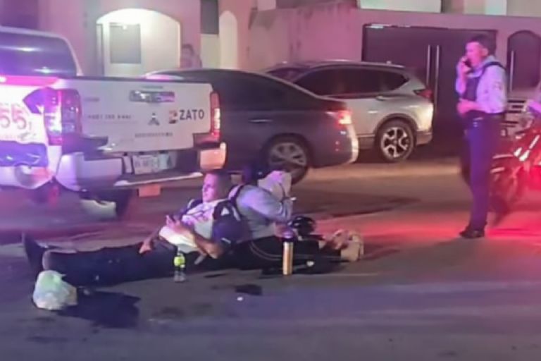 Una mujer se colocó como respaldo para la víctima