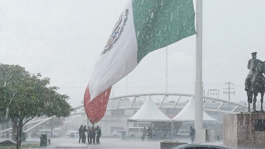 Policías de Ciudad Obregón salvan la bandera de México en intensa lluvia