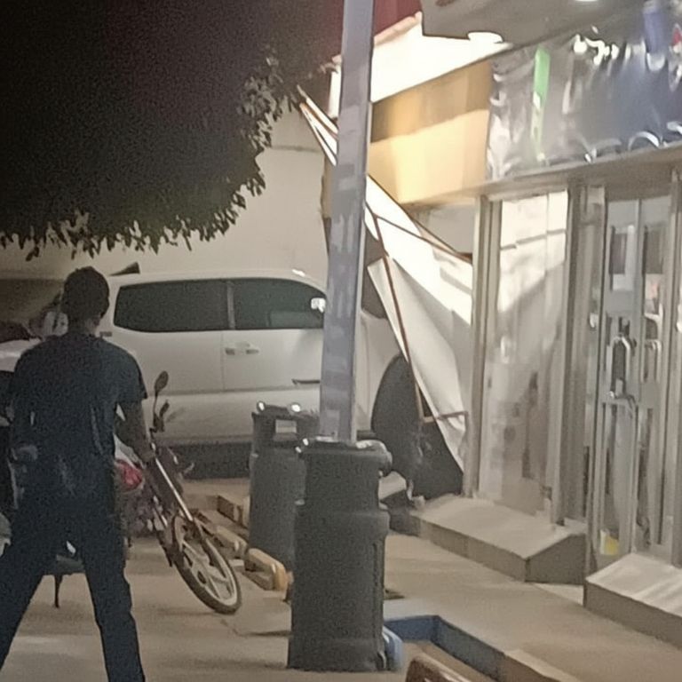 El automóvil terminó dentro de la tienda de autoservicio