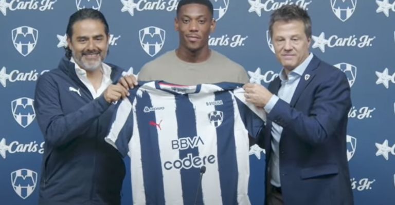 El velocista cruza la meta en primer lugar