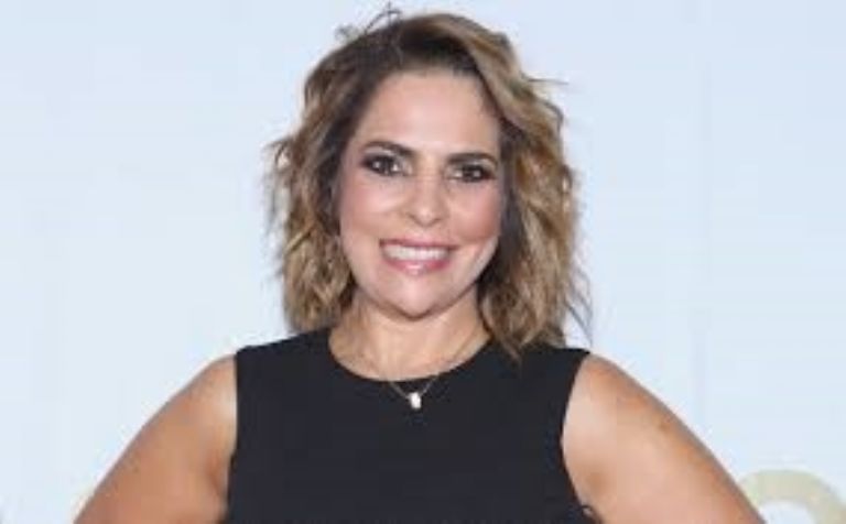 La conductora considera que su hijo le ganaría a Adrián Marcelo