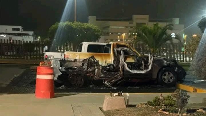 Sujetos armados atacan instalaciones de la Fiscalía en Ensenada e incendian vehículos