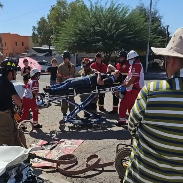 El conductor fue socorrido y llevado a un hospital