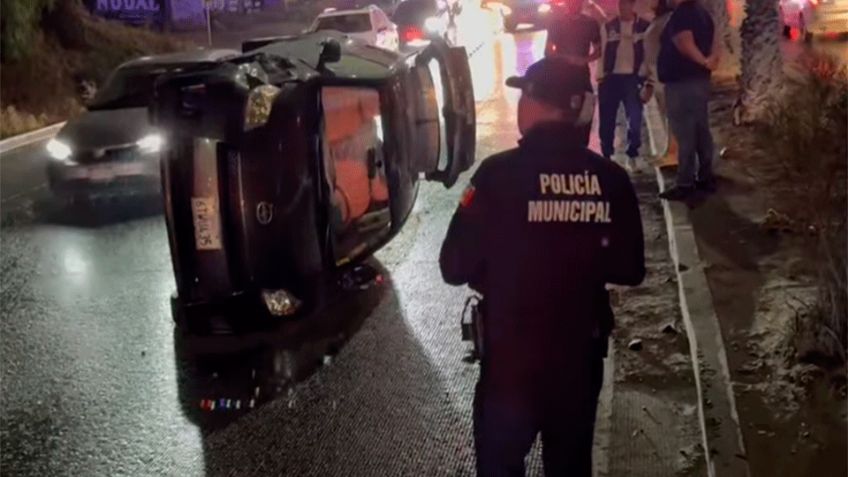 Volcadura en Tijuana por intentar esquivar a un perro en el Libramiento Rosas Magallón
