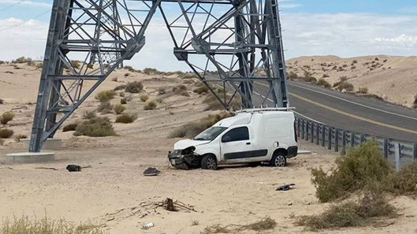 Vehículo choca contra torre de la CFE en carretera de Sonora; chofer resultó lesionado