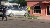 Foto ilustrativa de la nota titulada: Reportan fuerte choque en el Centro de Caborca; vehículo se estampó con un consultorio