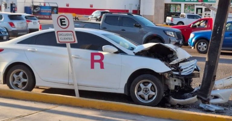 El automóvil derribó por completo uno de los postes