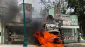Foto ilustrativa de la nota titulada: Familias de los 43 normalistas de Ayotzinapa derriban puertas del Campo Militar 1; incendian camión en Naucalpan