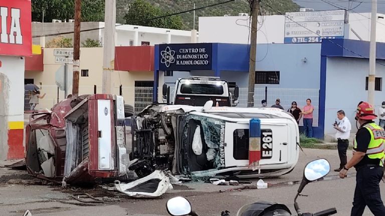 Los dos automóviles quedaron destrozados 