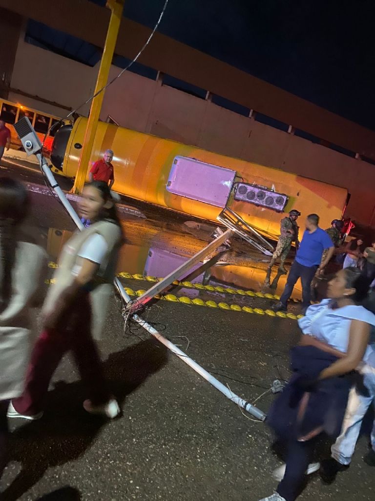 Vuelca camión de personal al sur de Ciudad Obregón