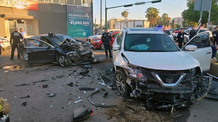 Aparatoso choque deja dos oficiales de Policía lesionados en pleno centro de Hermosillo