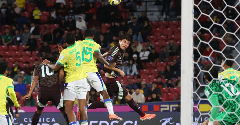 Ochoa consigue un golazo de cabeza