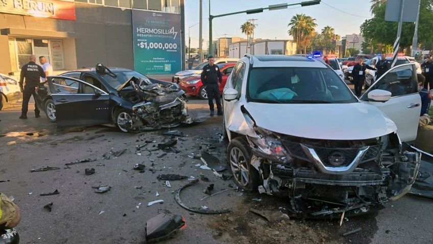 Aparatoso choque deja dos oficiales de Policía lesionados en pleno centro de Hermosillo