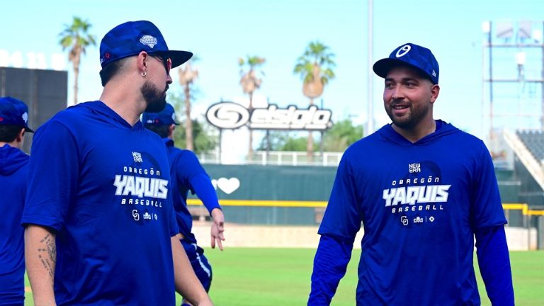 Santiago Chávez y Roberto Valenzuela entrenando desde los primeros días con Yaquis