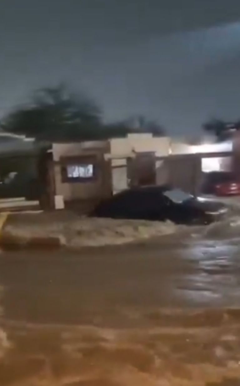 El vehículo fue arrastrado por el agua