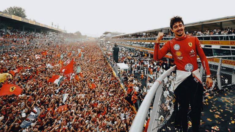 Charles Leclerc celebrando con los 'Tifossi' su victoria en el Gran Premio de Italia con Ferrari