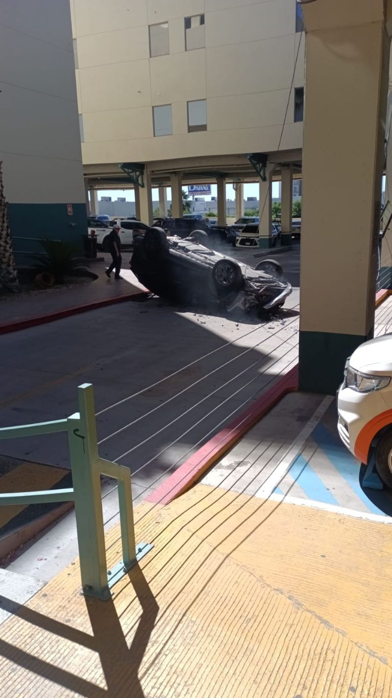 Cae automóvil desde segundo piso de estacionamiento de hospital en Hermosillo; mujer resulta lesionada 