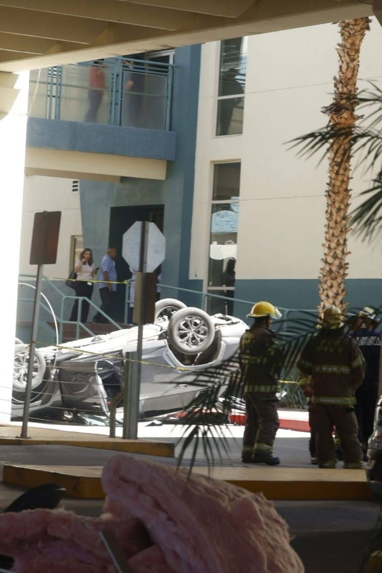 Cae automóvil desde segundo piso de estacionamiento en hospital de Hermosillo