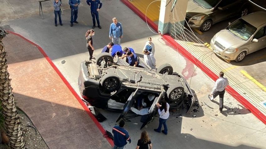 Auto cae desde segundo piso en Hermosillo, reparan socavón en Obregón y más en el Top 3 Sonora