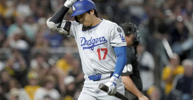Ohtani se va al dugout después de ser ponchado