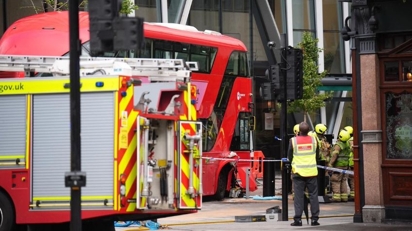 Alerta en Londres: Fatal accidente de autobús rojo de dos pisos deja varias víctimas
