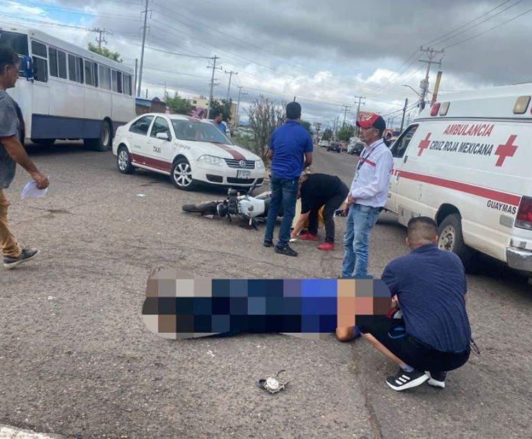 El motociclista se quedó en el suelo hasta la llegada de paramédicos