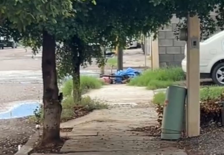 El cuerpo de la víctima fue cubierto con una sábana azul