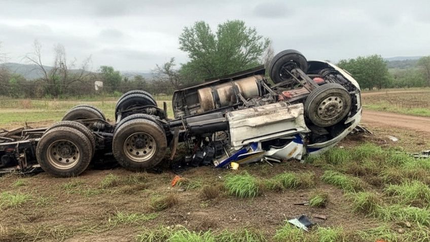 Fatal accidente: Muere chofer de tráiler tras volcar en carretera Hermosillo - Nogales