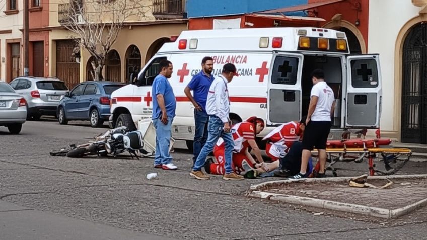 Motociclista se estampa contra taxi al norte de Guaymas; tuvo que ser hospitalizado