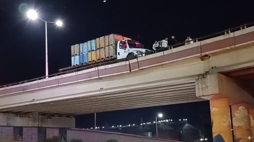 Camión de carga casi cae de puente elevado en Ciudad Obregón; chocó contra barandal