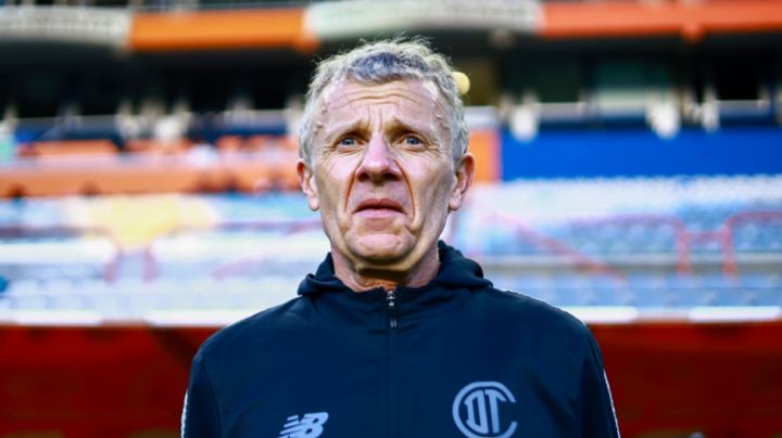 ¿Infarto? Entrenador del Toluca es trasladado al hospital en pleno partido de la Liga MX