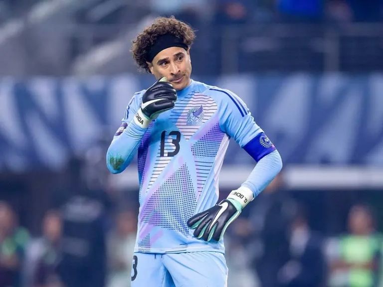 Guillermo Ochoa no ha conseguido club este 2025