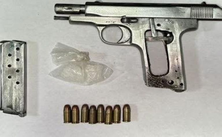 El arma de fuego y la sustancia ilegal que fueron decomisadas