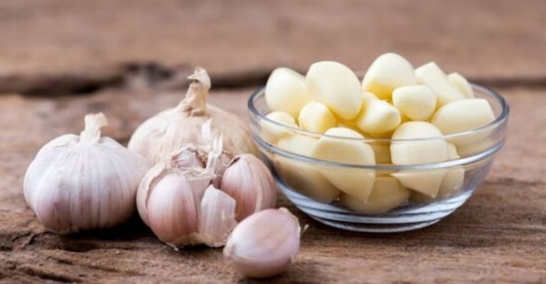 La alicina, un compuesto azufrado presente en el ajo, libera un fuerte olor al machacarse que actúa como repelente natural.