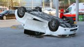 Foto ilustrativa de la nota titulada: Aparatoso accidente en Hermosillo: Auto sedán termina llantas arriba tras sufrir volcadura