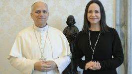 Foto que representa a El Papa León XIV se reúne en el Vaticano con la líder opositora de Venezuela María Corina Machado