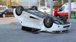 Foto que representa a Aparatoso accidente en Hermosillo: Auto sedán termina llantas arriba tras sufrir volcadura