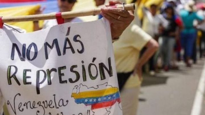 El gobierno de Venezuela anuncia la liberación de más de 100 presos políticos; familias lo celebran
