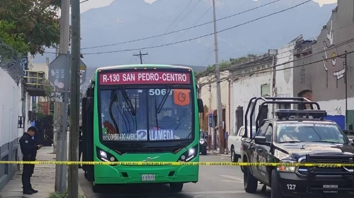 Muere sujeto dentro de camión urbano en el Centro de Monterrey; autoridades investigan el caso