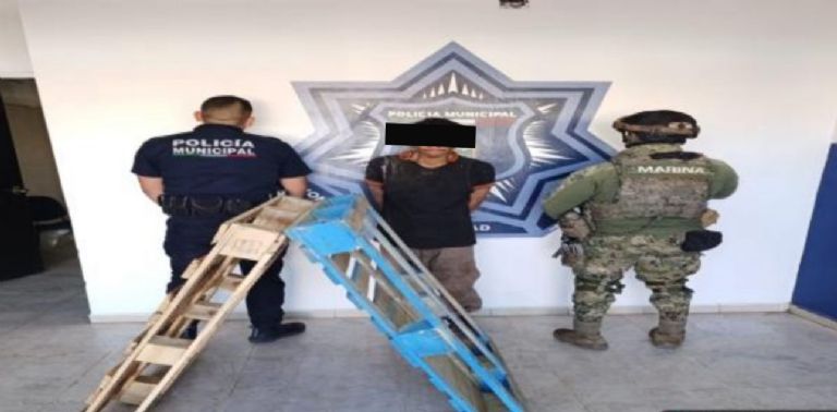 Detuvieron a Ramiro 'N', de 31 años de edad, tras presuntamente sustraer dos tarimas de madera de un supermercado